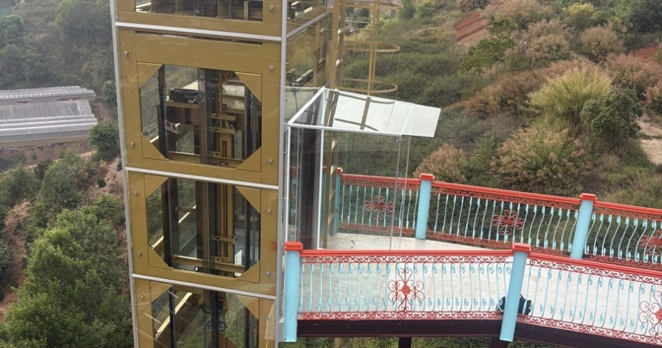 Công Trình Thang Máy tải khách 1000kg, 5 điểm dừng, thang lồng kính  ngoài trời